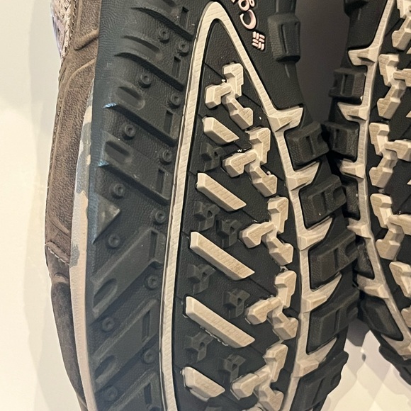 Columbia Brown and Cream Athletic Shoes for Outdoor Adventures - Picture 4 of 6